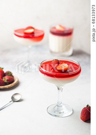 panna cotta dessert 68133973