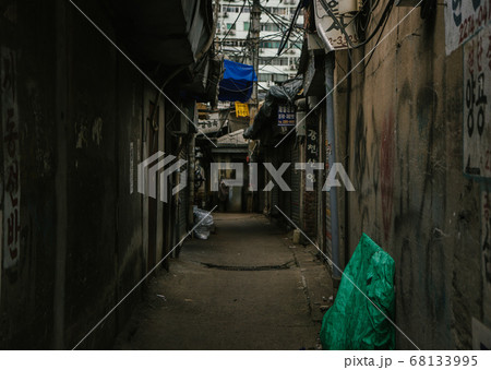 住宅 路地 裏通り 68133995