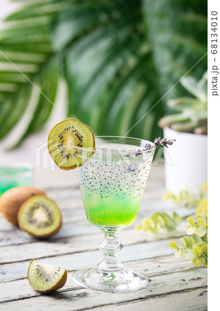 Cold cocktail kiwi drink Cold cocktail kiwi drink 68134010