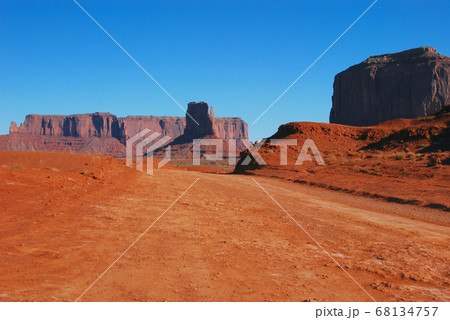 アメリカ原住民ナバホの地、モニュメント・バレー^ アメリカ原住民ナバホの地、モニュメント・バレー^ 68134757