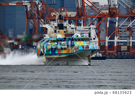 伊豆諸島を結ぶトビウオ達…東京港を行くジェットホイル 68135623
