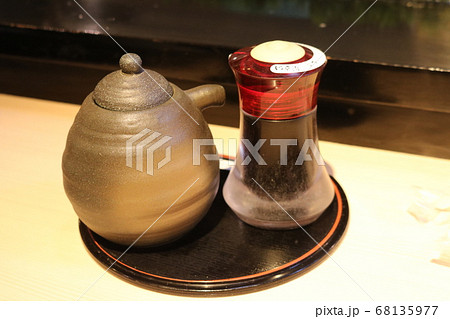 陶器の醤油さし 68135977