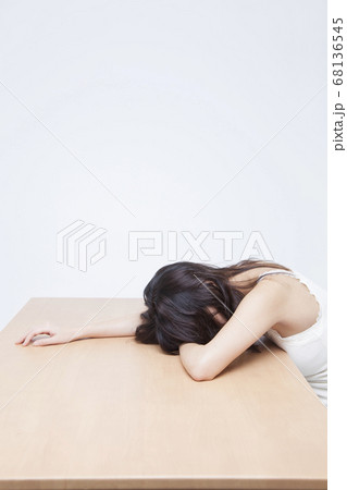 落ち込む女性 落ち込む女性 68136545
