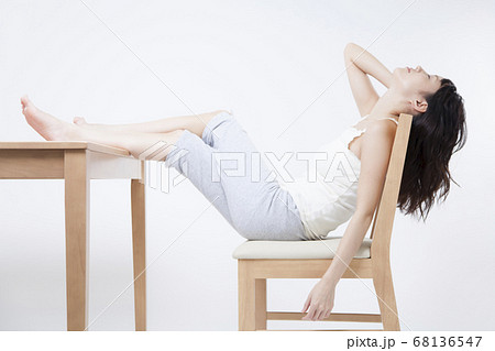 寛ぐ女性 寛ぐ女性 68136547