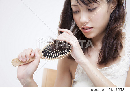 傷んだ髪の毛 68136584