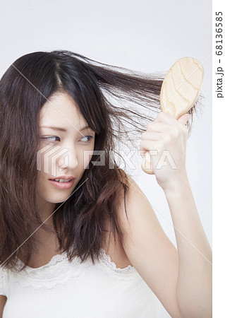 傷んだ髪の毛 68136585
