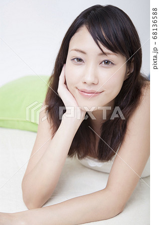 頬杖をつく女性の写真素材