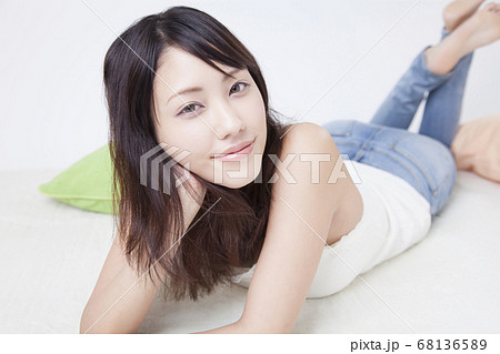 頬杖をつく女性 頬杖をつく女性 68136589