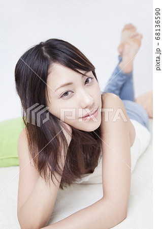 頬杖をつく女性の写真素材