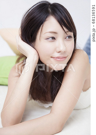 頬杖をつく女性の写真素材