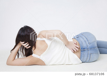 背中を掻く女性 68137106