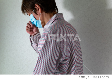 咳き込む中年男性 咳き込む中年男性 68137279