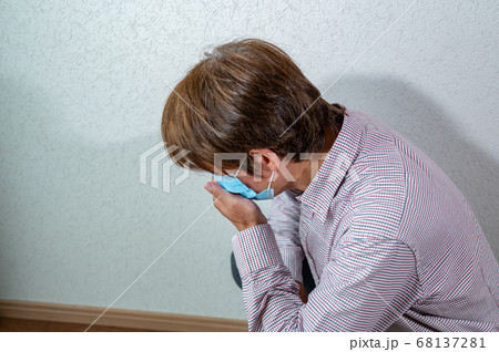咳き込む中年男性 咳き込む中年男性 68137281