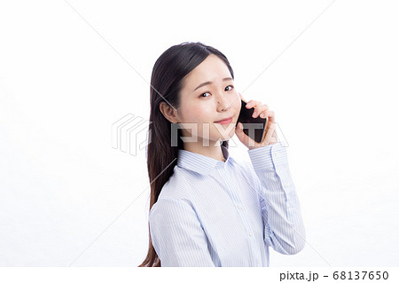 電話応対をする女性会社員 電話応対をする女性会社員 68137650