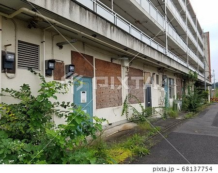 スラム化した集合住宅　イメージ 68137754