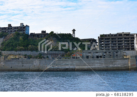晴れ渡る日の軍艦島 68138295