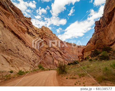 Beautiful landsacpe along the Capitol Gorge Road Beautiful landsacpe along the Capitol Gorge Road 68138577