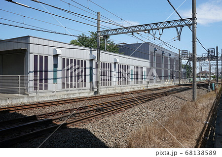 変電所壁面がソーラーパネル。建物内部機関、照明等の電力消費量を抑制。(変電装置の役割とは無関係) 変電所壁面がソーラーパネル。建物内部機関、照明等の電力消費量を抑制。(変電装置の役割とは無関係) 68138589