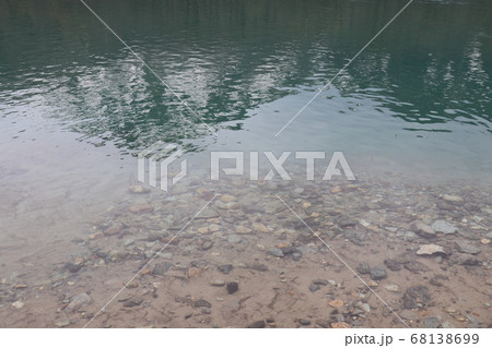 透明度の高い湖畔と反射する山 68138699