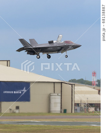 アメリカ海兵隊F-35BライトニングⅡ着陸 68138887
