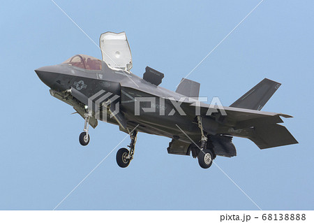 アメリカ海兵隊F-35BライトニングⅡ着陸 68138888