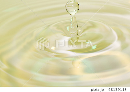 水面に落ちる水滴 水面に落ちる水滴 68139113