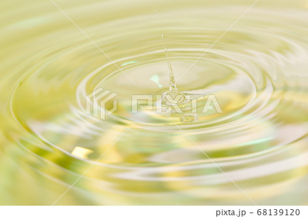 水面に落ちる水滴 68139120
