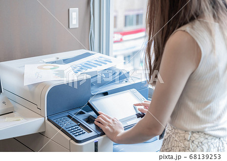 コピー機を操作するビジネスウーマン 68139253