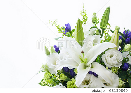 仏花 白い花のフラワーアレンジメントの写真素材