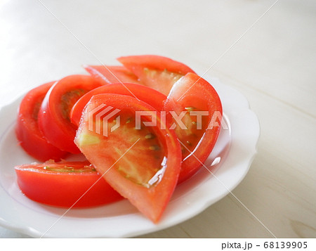 くし切りのトマト くし形切りのトマト 赤いトマトの写真素材