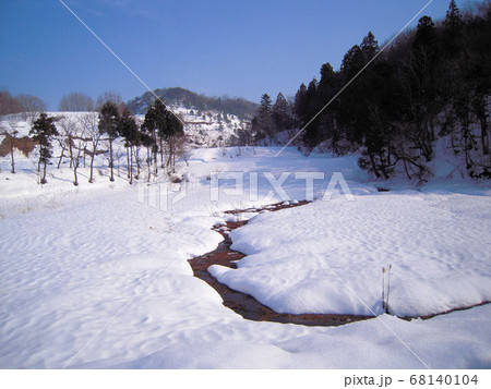 晴れた冬の雪景色 68140104