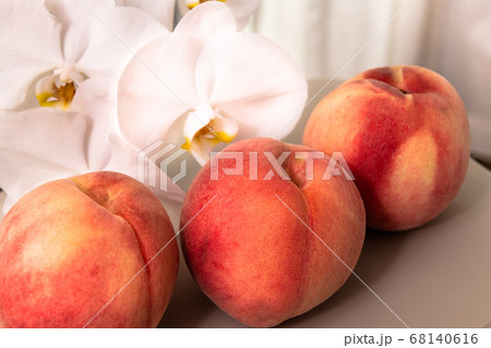 夏の果物三個の桃と胡蝶蘭 68140616