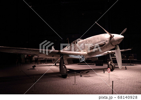 博物館の古いプロペラの戦闘機シルバーの写真素材 [68140928] - PIXTA