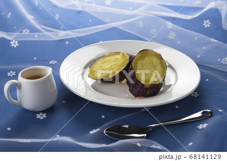 なると金時のレンジ焼き芋　秋の空イメージ 68141129