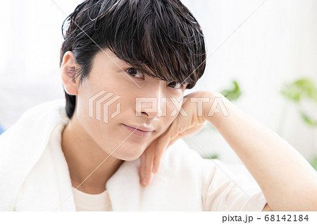 ビューティーイメージ お風呂上りにくつろぐ若い男性の写真素材