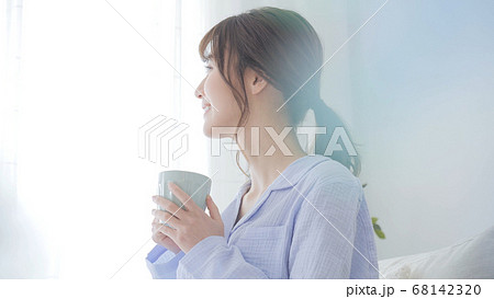 パジャマの若い女性 朝 パジャマの若い女性 朝 68142320