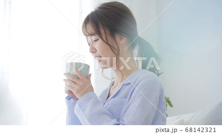 パジャマの若い女性 朝 パジャマの若い女性 朝 68142321