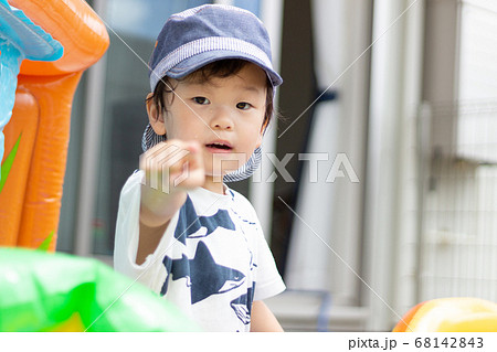 プールで水遊びをする子供の写真素材