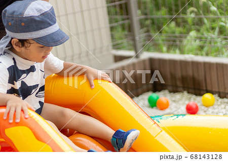 プールで水遊びをする子供の写真素材