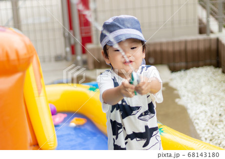 プールで水遊びをする子供 68143180