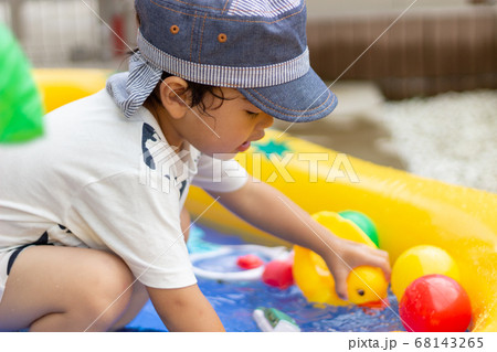 プールで水遊びをする子供 68143265
