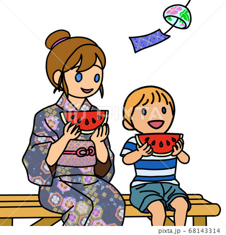 夕涼みしながらスイカを食べる母子 68143314