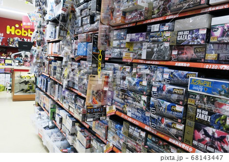 プラモデルが並ぶホビーショップの店内 68143447