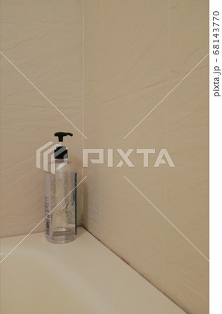 浴室に置かれたポンプ式入浴剤 68143770