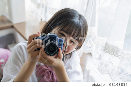 カメラと女子高生の写真素材