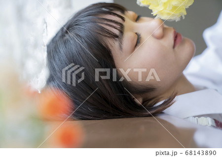 花と女子高生の写真素材