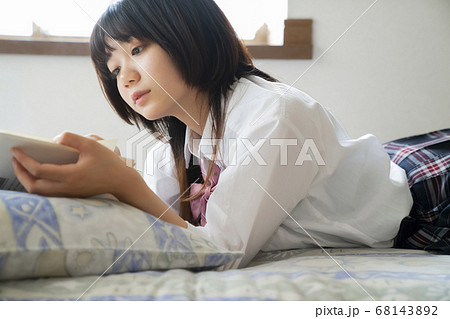 読書をする女子高生 読書をする女子高生 68143892
