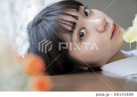 花と女子高生 68143896