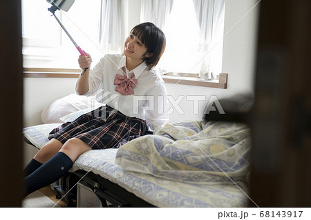 自撮りをする女子高生 68143917