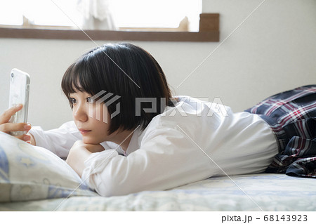 スマホを見る女子高生 スマホを見る女子高生 68143923